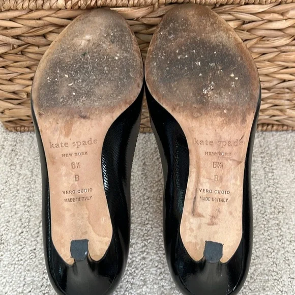 Kate Spade Black Patent Leather Pumps with Gold Bow Size 6.5 - Picture 12 of 13